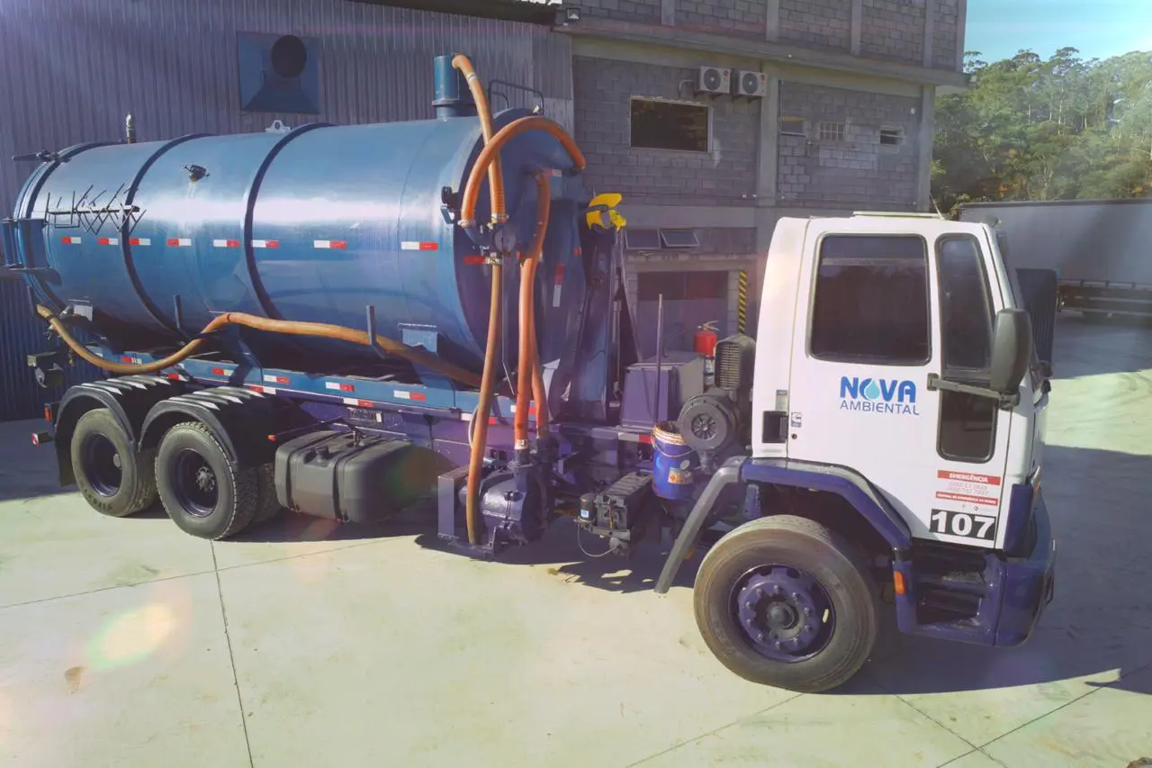 Transporte de Resíduos Perigosos: Contamos com uma frota de veículos próprios assegurados, rastreados e operando dentro das normas legais ambientais e de trânsito.