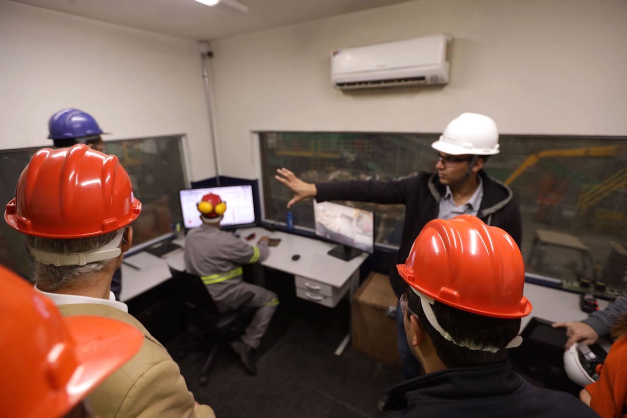 Leonardo Morais, SGI da Nova Ambiental, mostrando a sala de controle da área de blendagem da SNA
