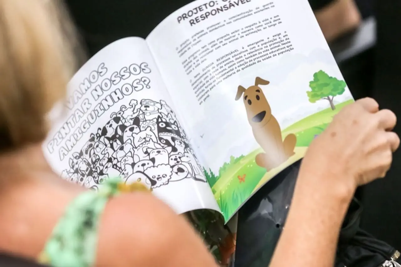 livros infantis “Cartilha de Proteção Animal” e “Lei dos Crimes Ambientais para Crianças” foram lançados durante um evento promovido pela Secretaria Municipal de Meio Ambiente e Defesa dos Animais, na Câmara Municipal de Itapevi.