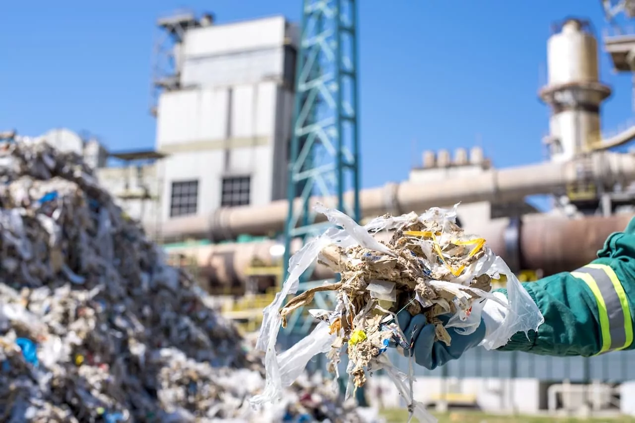 O coprocessamento - ou ‘blendagem’ - é uma tecnologia de gestão de resíduos que gera benefícios à sociedade, ao setor industrial e ao meio ambiente. São elas: diminuição do passivo ambiental, preservação dos recursos naturais, diminuição dos custos com energia, contribuição para a erradicação dos lixões, entre outros