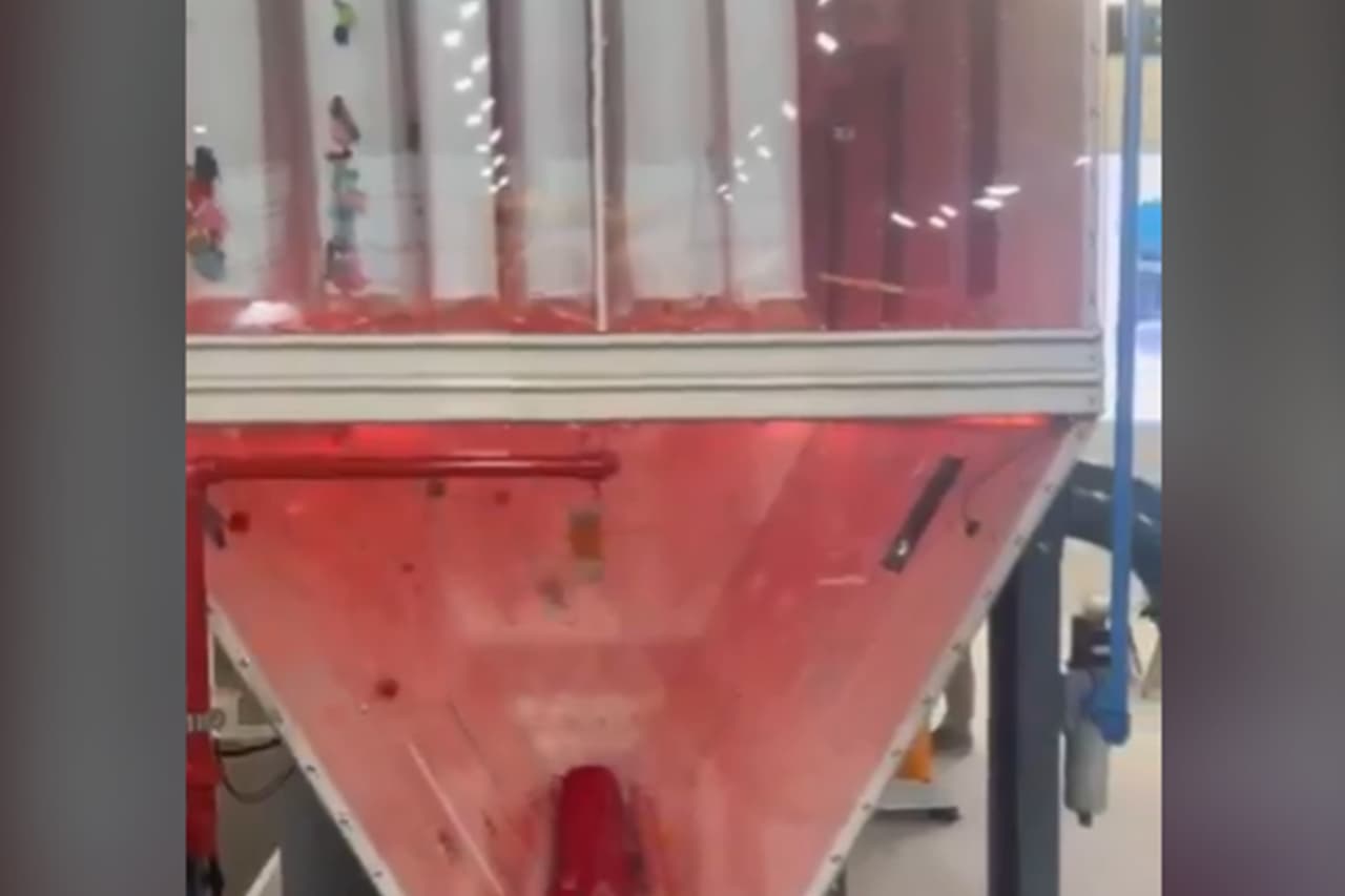 Um filtro de mangas é um sistema de filtragem utilizado em incineradores para capturar partículas sólidas dos gases antes que sejam liberados na atmosfera. Ele possui mangas de tecido que retém as partículas quando o gás passa por elas, sendo limpo periodicamente por jatos de ar comprimido. Esse tipo de filtro é altamente eficaz na remoção de partículas finas, contribuindo para a redução das emissões e o cumprimento de normas ambientais rigorosas.