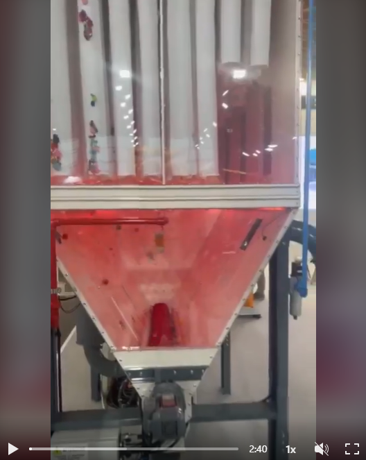 Um filtro de mangas é um sistema de filtragem utilizado em incineradores para capturar partículas sólidas dos gases antes que sejam liberados na atmosfera. Ele possui mangas de tecido que retém as partículas quando o gás passa por elas, sendo limpo periodicamente por jatos de ar comprimido. Esse tipo de filtro é altamente eficaz na remoção de partículas finas, contribuindo para a redução das emissões e o cumprimento de normas ambientais rigorosas.