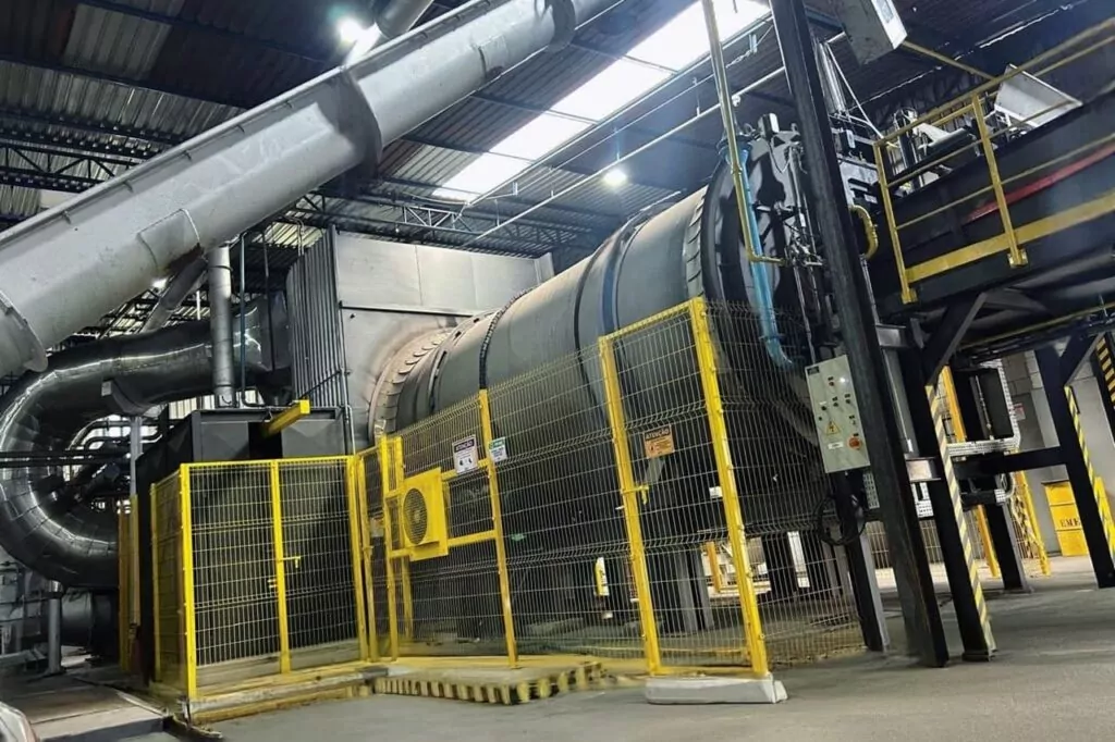 O forno rotativo para incineração de resíduos proporciona uma queima mais uniforme e eficiente, graças à maior turbulência, garantindo a completa destruição térmica de agentes nocivos à saúde e ao meio ambiente.