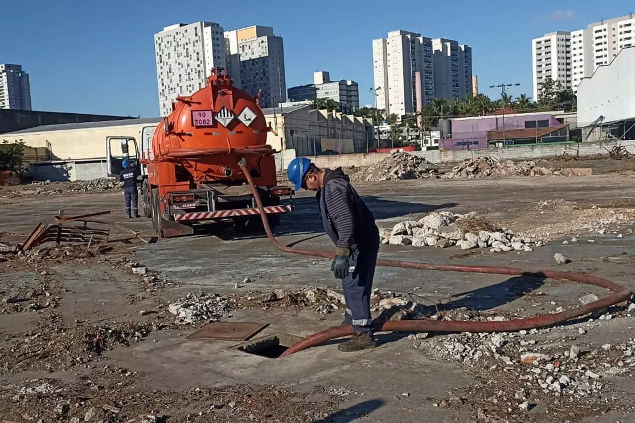 succao-de-efluentes-de-caixas-separadoras Um registro de uma de nossas operações: SUCÇÃO DE EFLUENTES DE CAIXAS SEPARADORAS em um processo de desativação industrial, para posterior tratamento físico-químico adequado.