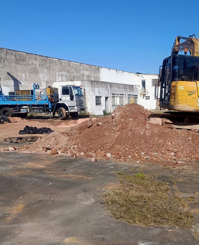 Atendemos indústrias, incorporadoras, investidores imobiliários, postos de combustíveis e todos os empreendimentos que *precisam recuperar áreas impactadas por substâncias perigosas, incluindo materiais tóxicos, patogênicos, corrosivos, inflamáveis e outros agentes capazes de colocar em risco a saúde pública e o meio ambiente.