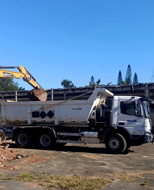 remoção, o transporte, o recebimento e o tratamento do solo diretamente em nossa planta industrial multitecnológica