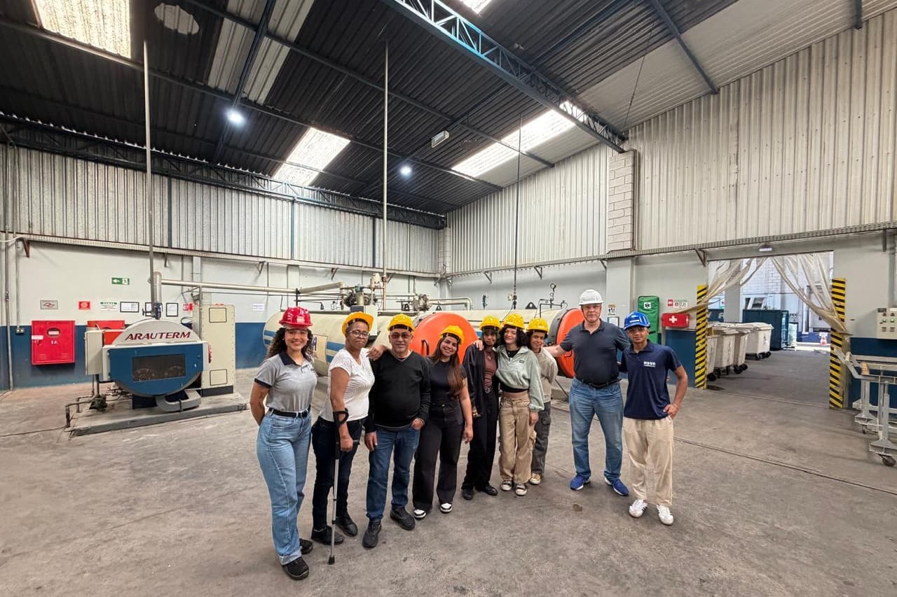 a Nova Ambiental recebeu alunos do curso Técnico em Meio Ambiente do Senac Jabaquara para uma visita às suas instalações. A turma conheceu de perto as tecnologias de tratamento e as soluções de gestão de resíduos aplicadas pela empresa.